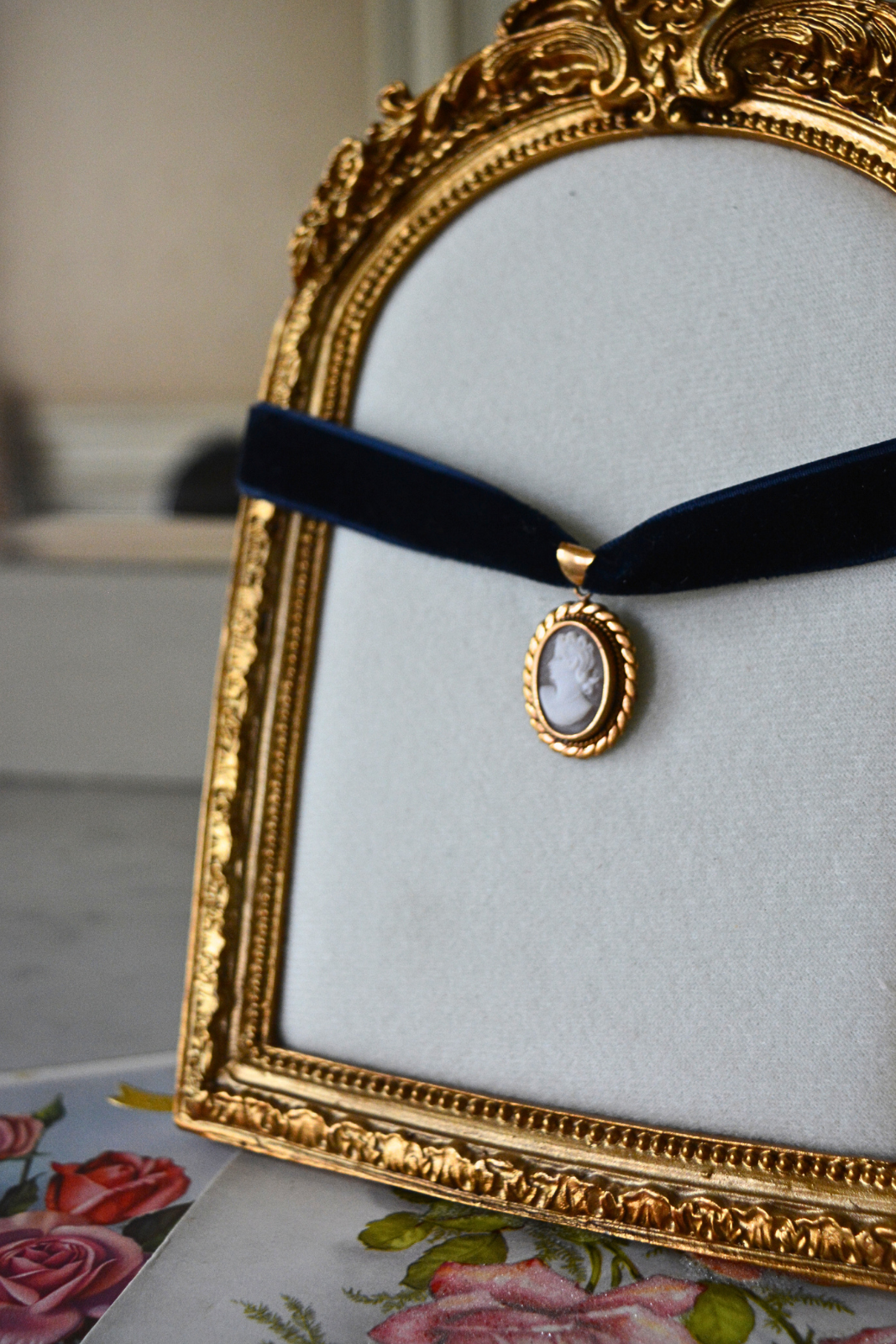 Solène Gisèle Médaillons collier velours bleu nuit camée coquillage