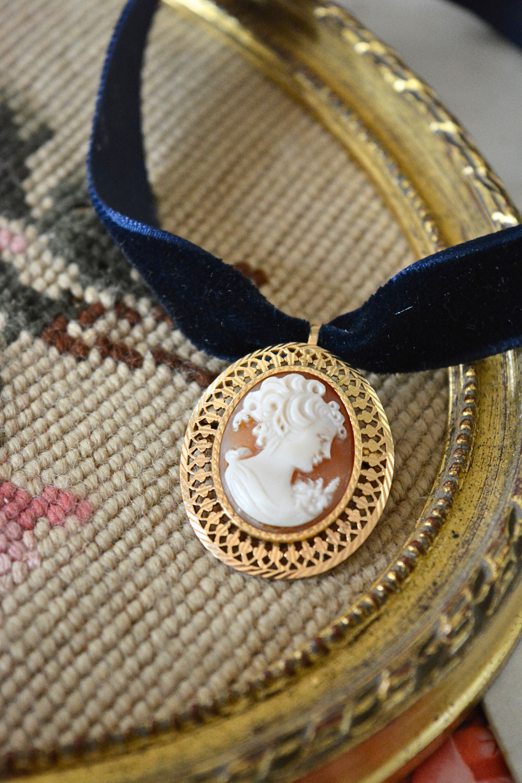 Solène Gisèle Collier Velours Ras-de-Cou Bleu Nuit Camée