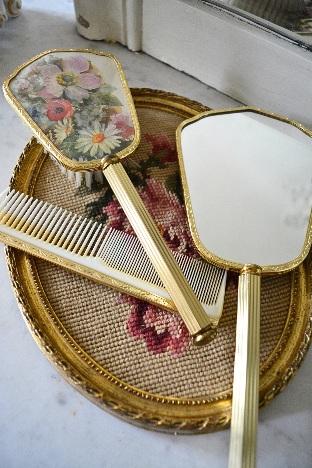 Solène Gisèle Coiffure set coiffure doré miroir bouquet fleurs vintage