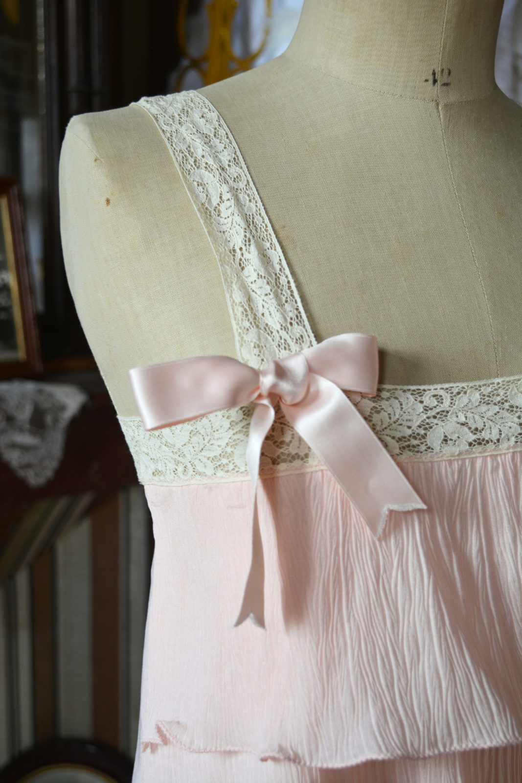 Solène Gisèle Les Déshabillés nuisette courte rose satin