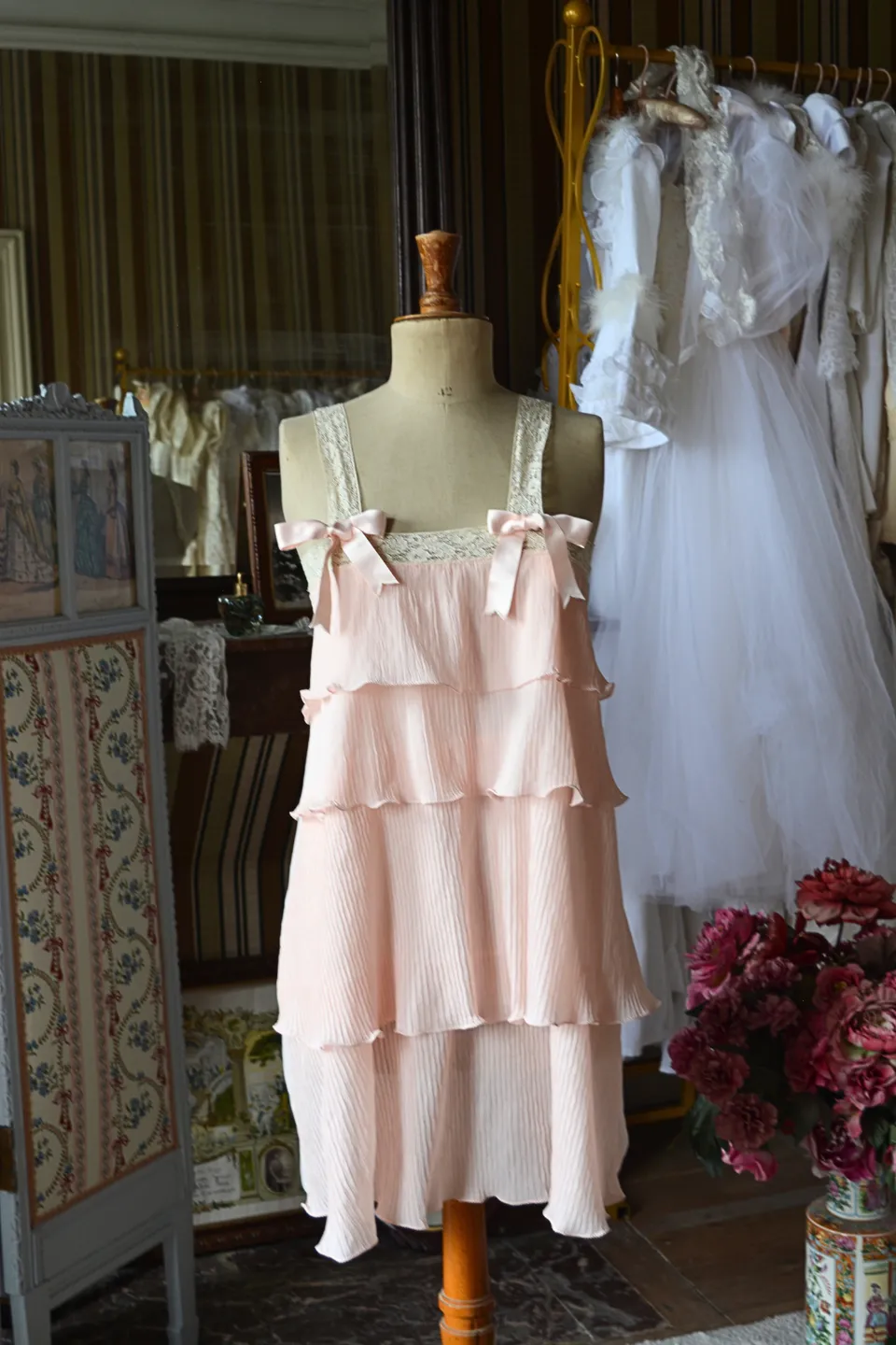 Solène Gisèle Les Déshabillés nuisette courte rose satin