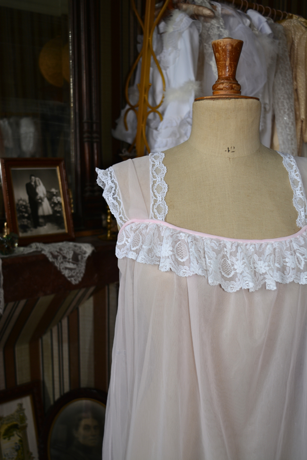 Solène Gisèle Les Déshabillés nuisette rose poudré dentelle