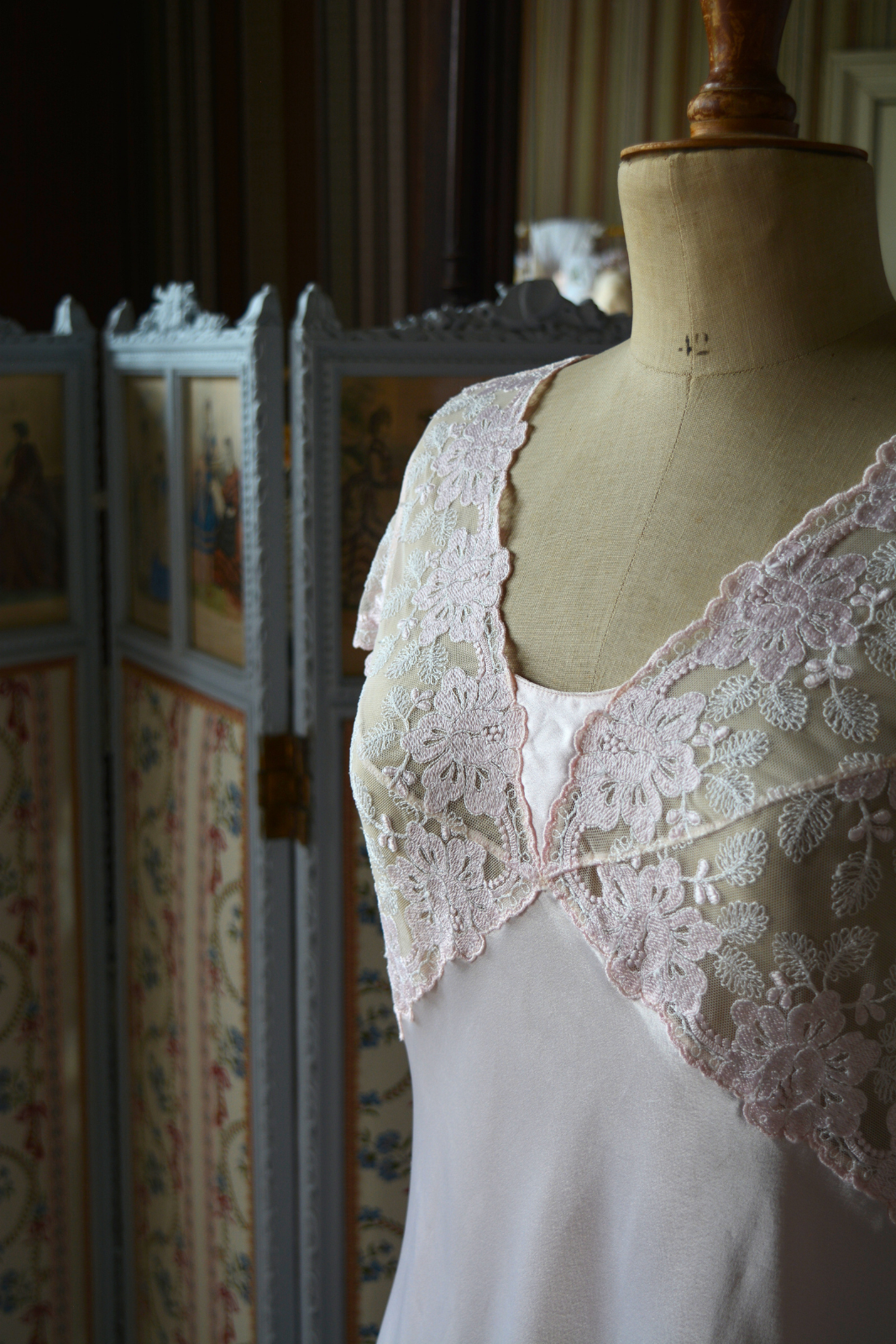 Solène Gisèle Les Déshabillés nuisette vintage rose satin dentelle