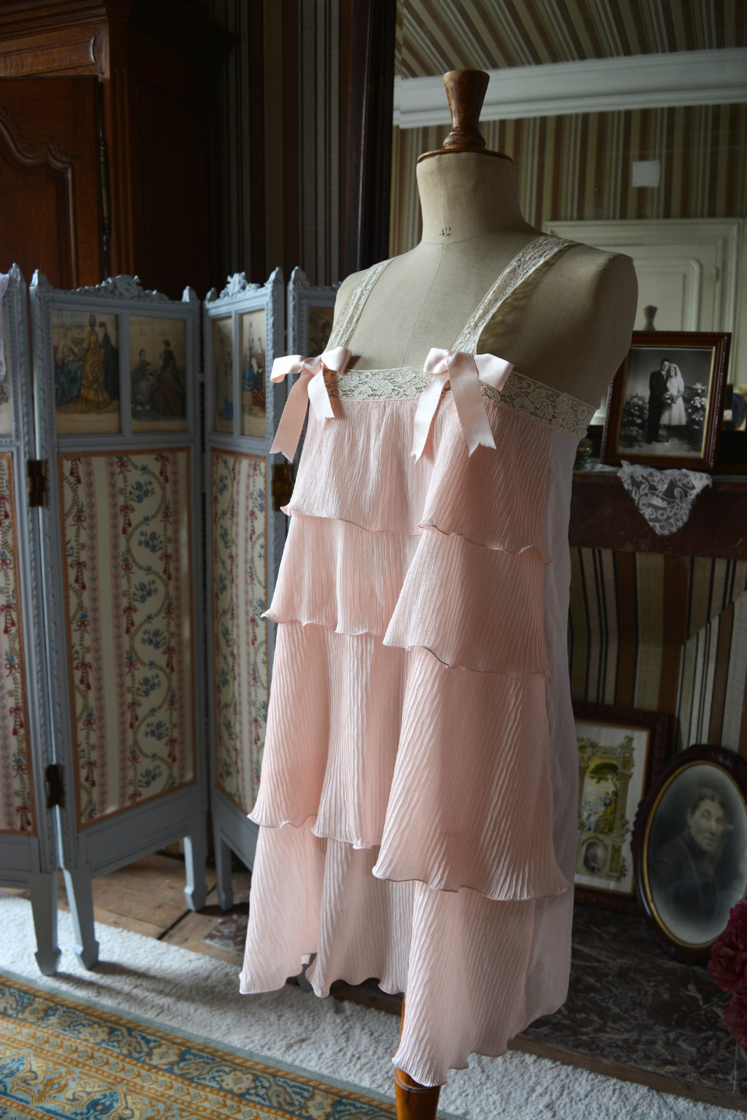 Solène Gisèle Les Déshabillés nuisette courte rose satin