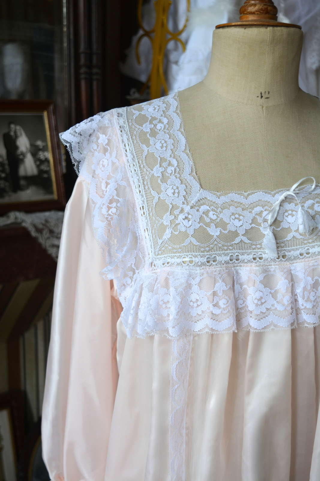 Solène Gisèle Les Déshabillés nuisette rose manches longues satin