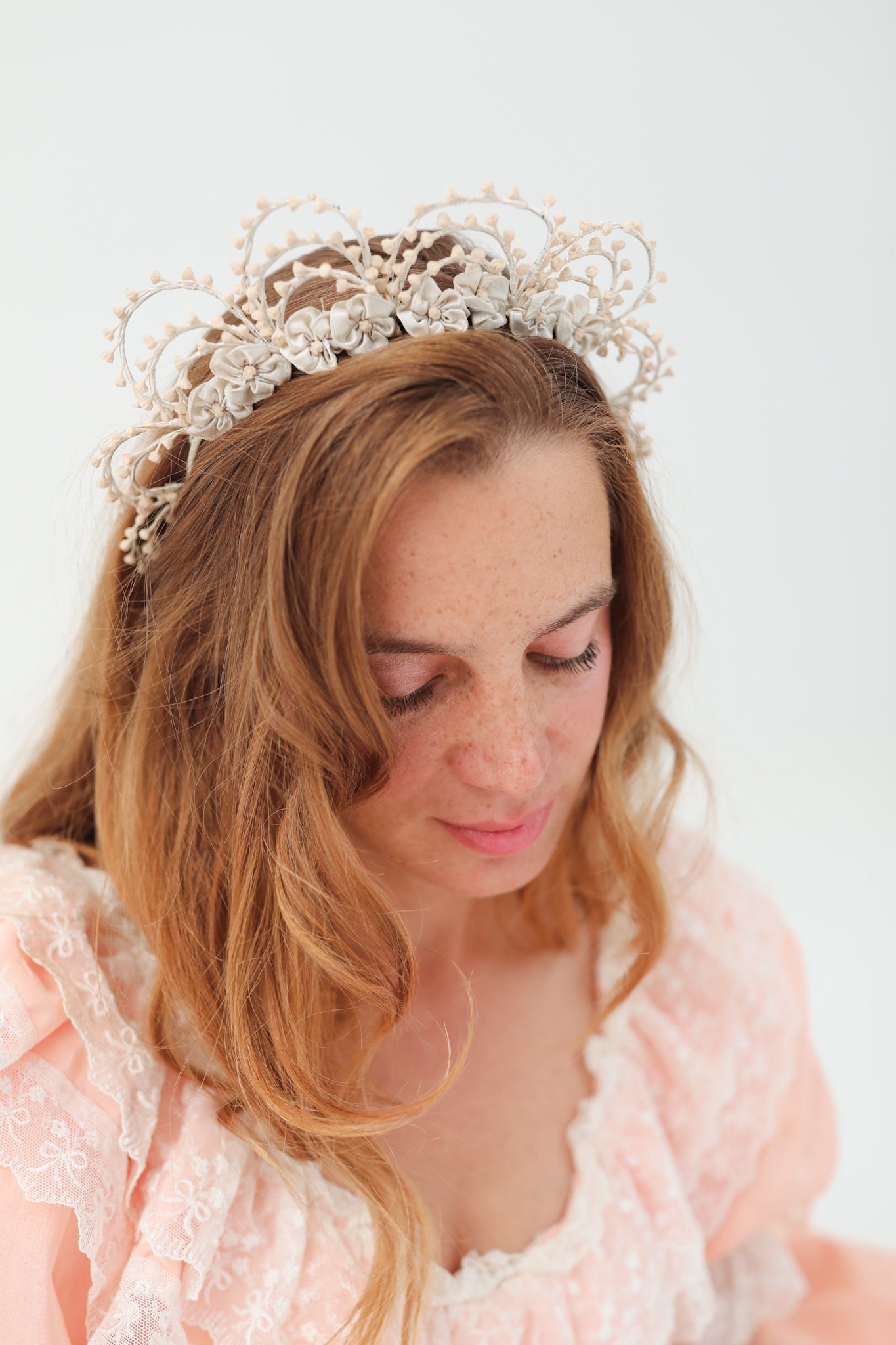 Solène Gisèle Les couronnes Fleurs de Cire à Festons couronne blanche