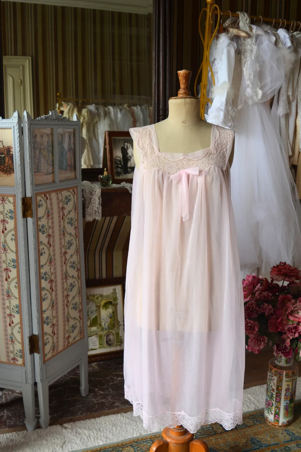 Solène Gisèle Les Déshabillés nuisette rose satin dentelle