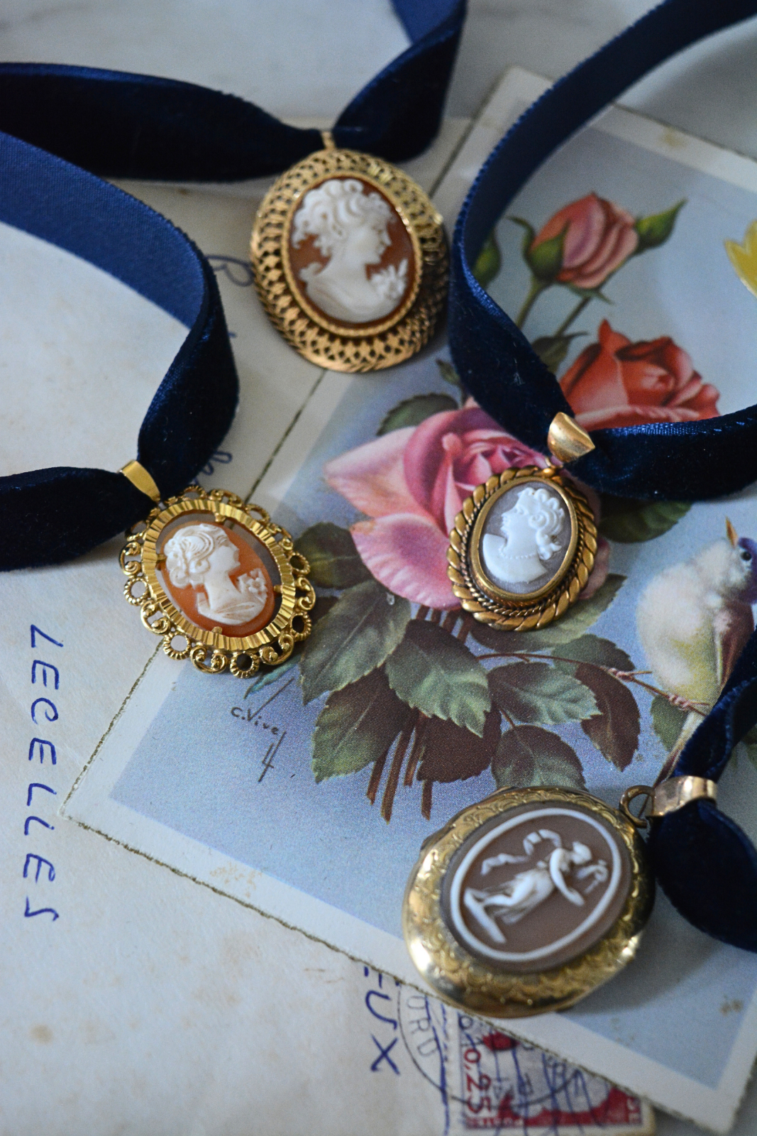 Solène Gisèle Médaillons collier velours bleu nuit camée coquillage