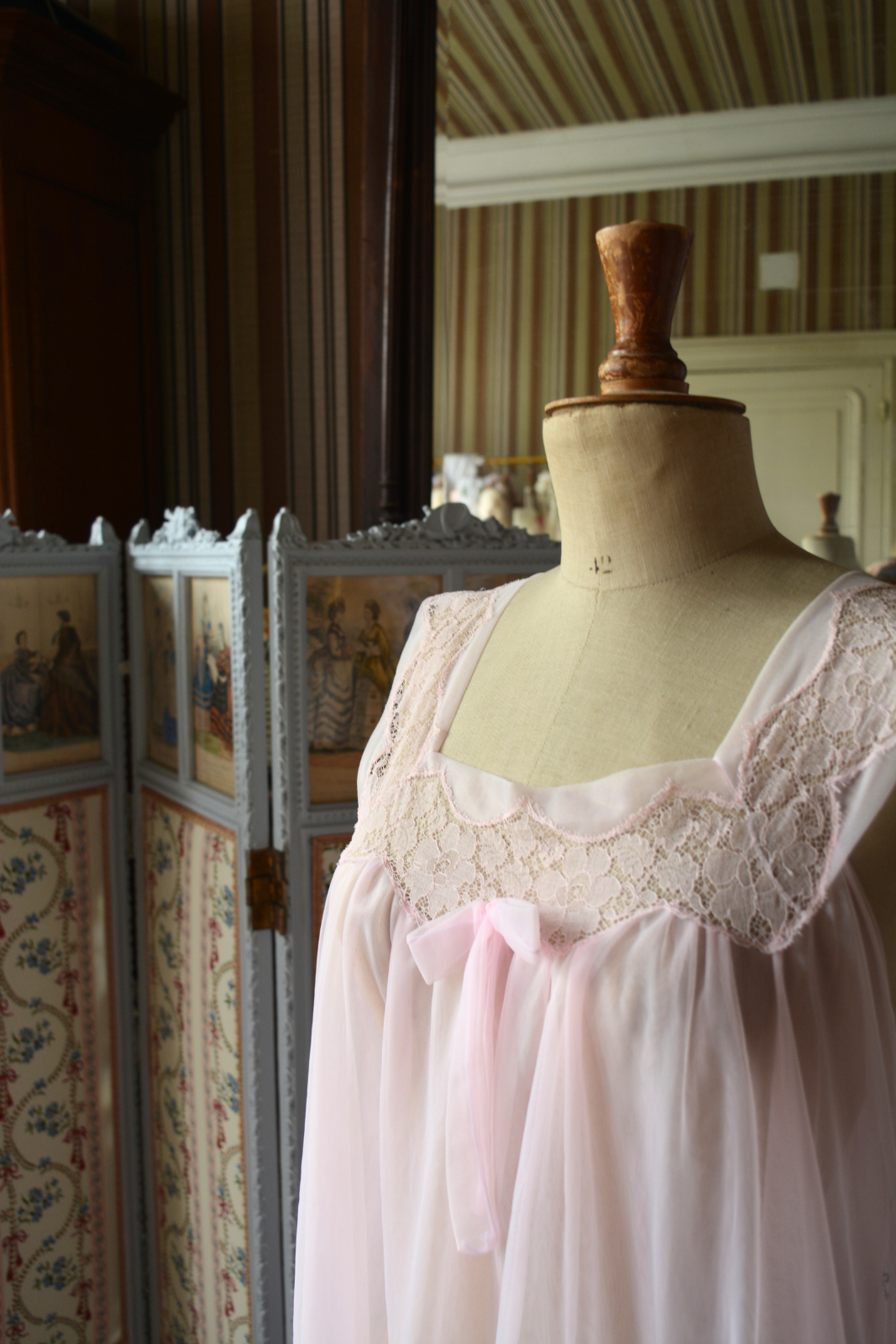 Solène Gisèle Les Déshabillés nuisette rose satin dentelle