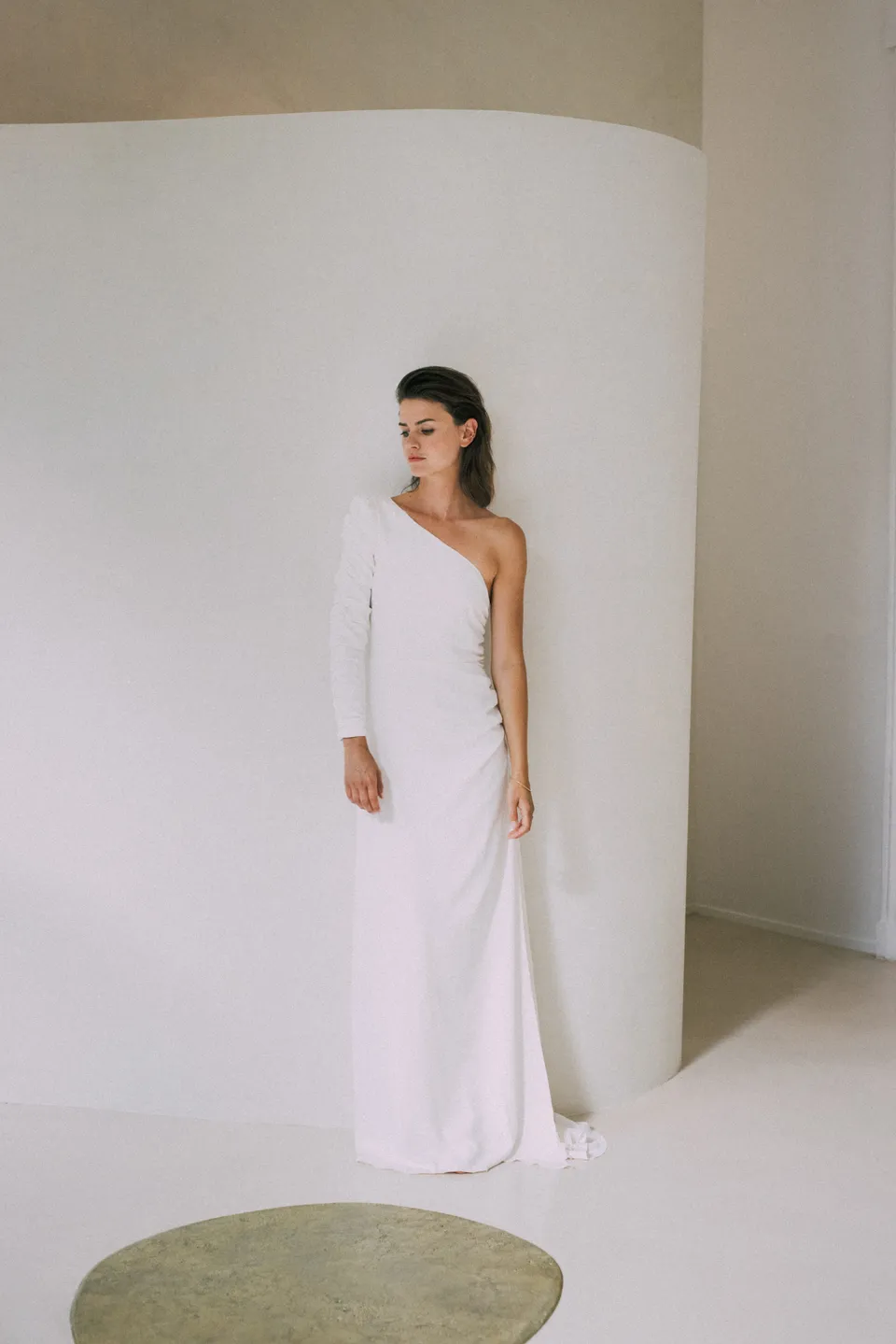 Maison Floret Sur-mesure Leigh robe de mariée manche asymétrique