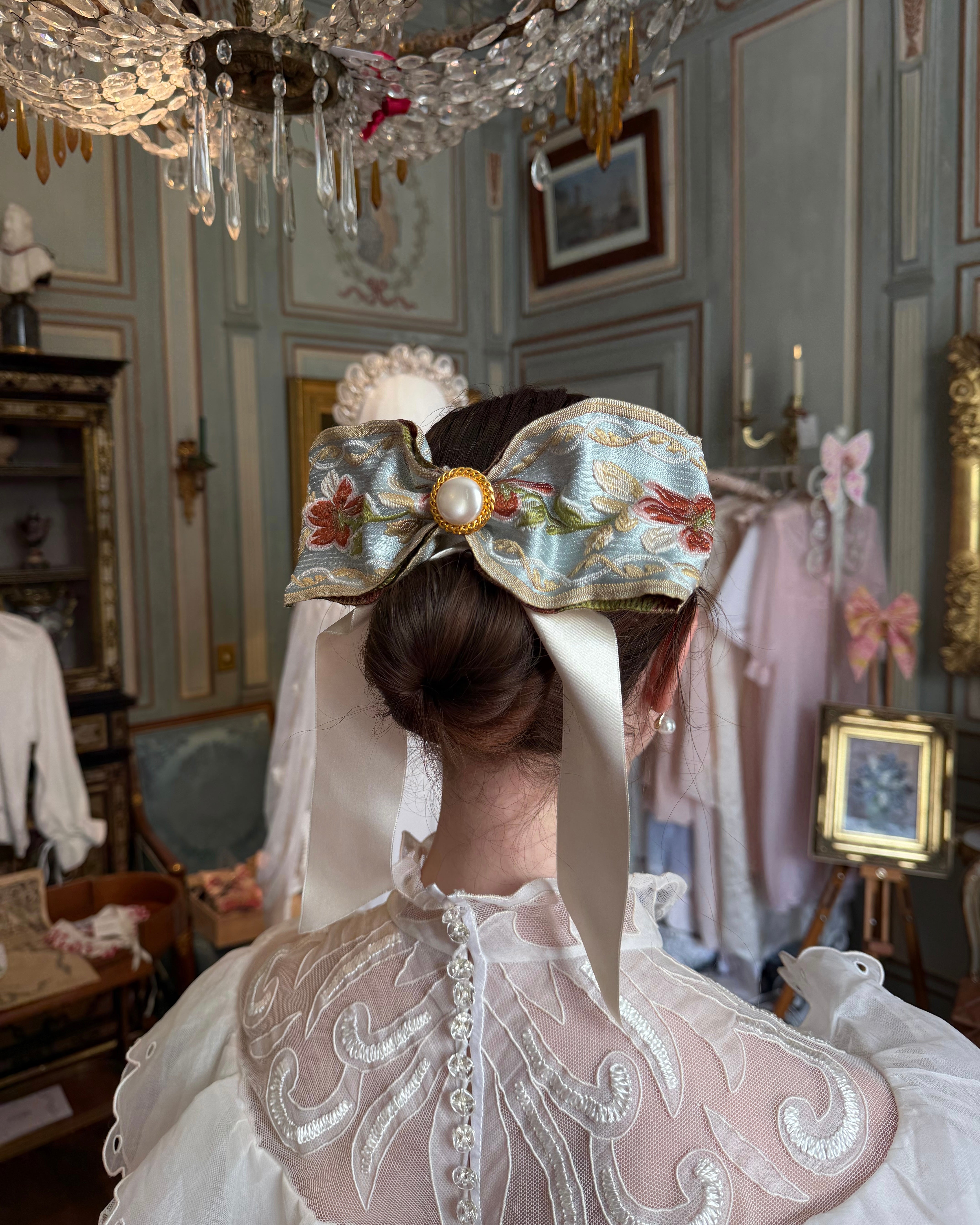 Solène Gisèle Héritage noeud cheveux bleu satin broderie pièce unique