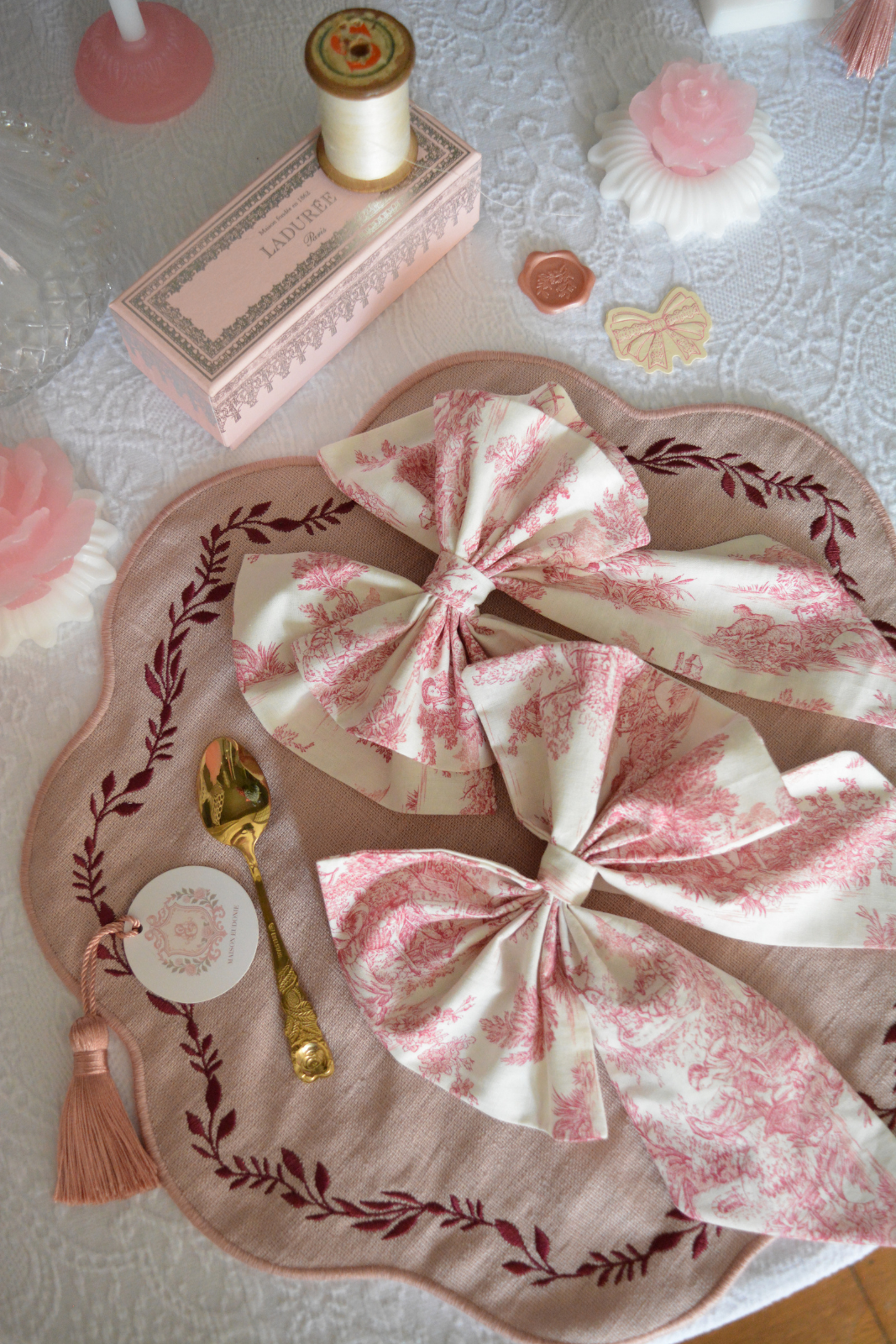 Solène Gisèle Couture Toile de Jouy Rouge nœud cheveux coton