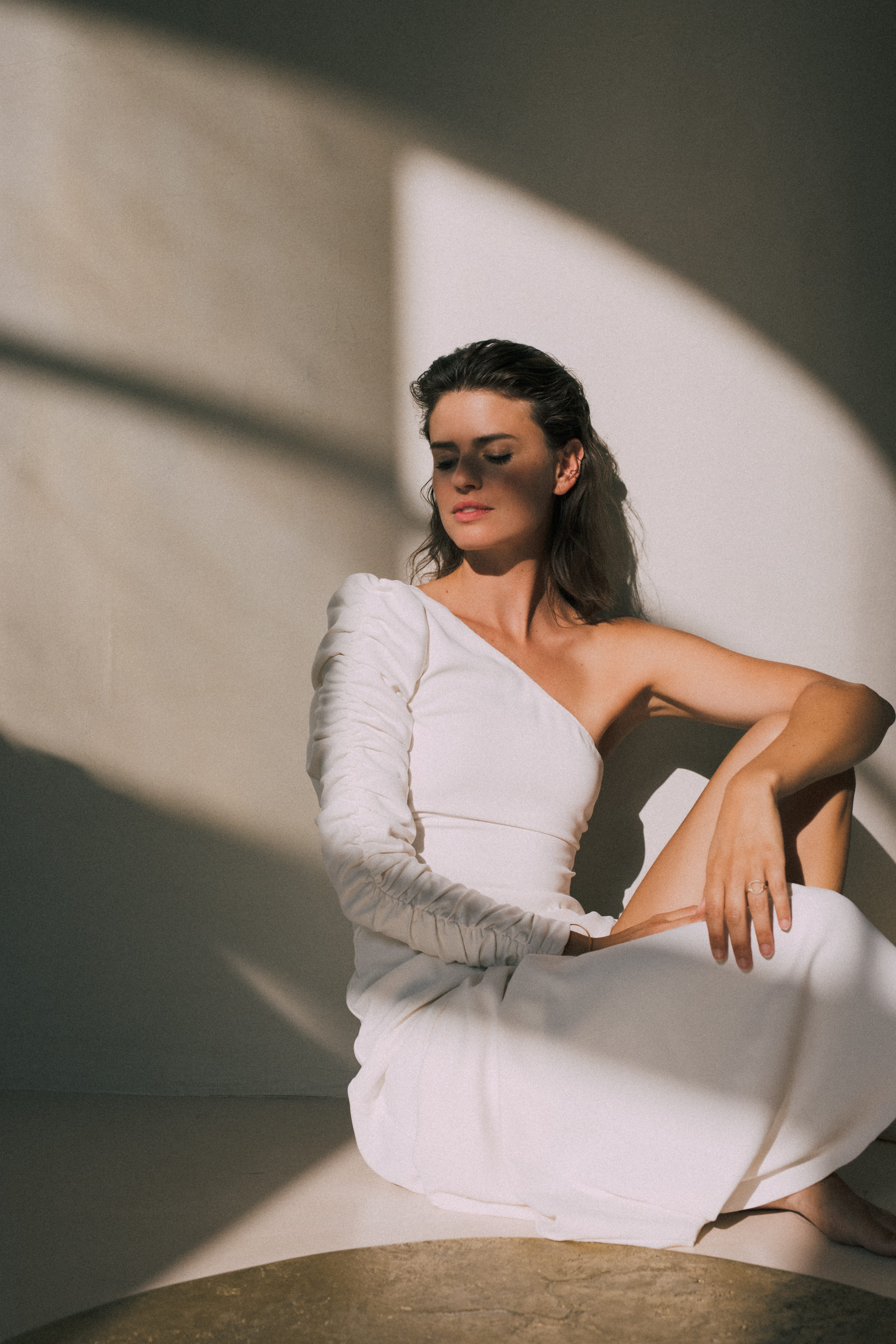 Maison Floret Sur-mesure Leigh robe de mariée manche asymétrique