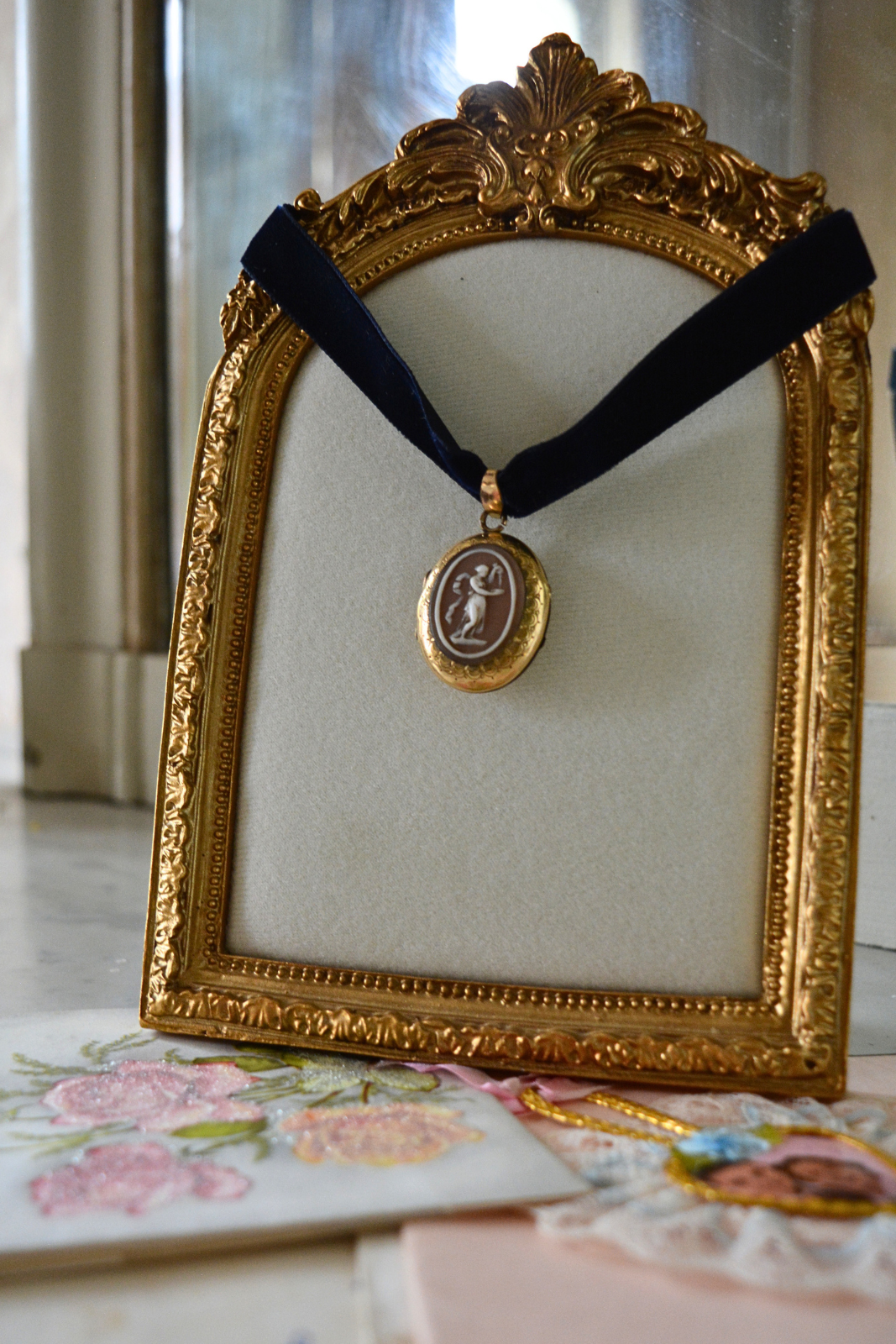 Solène Gisèle Médaillons Collier Velours choker bleu nuit camée