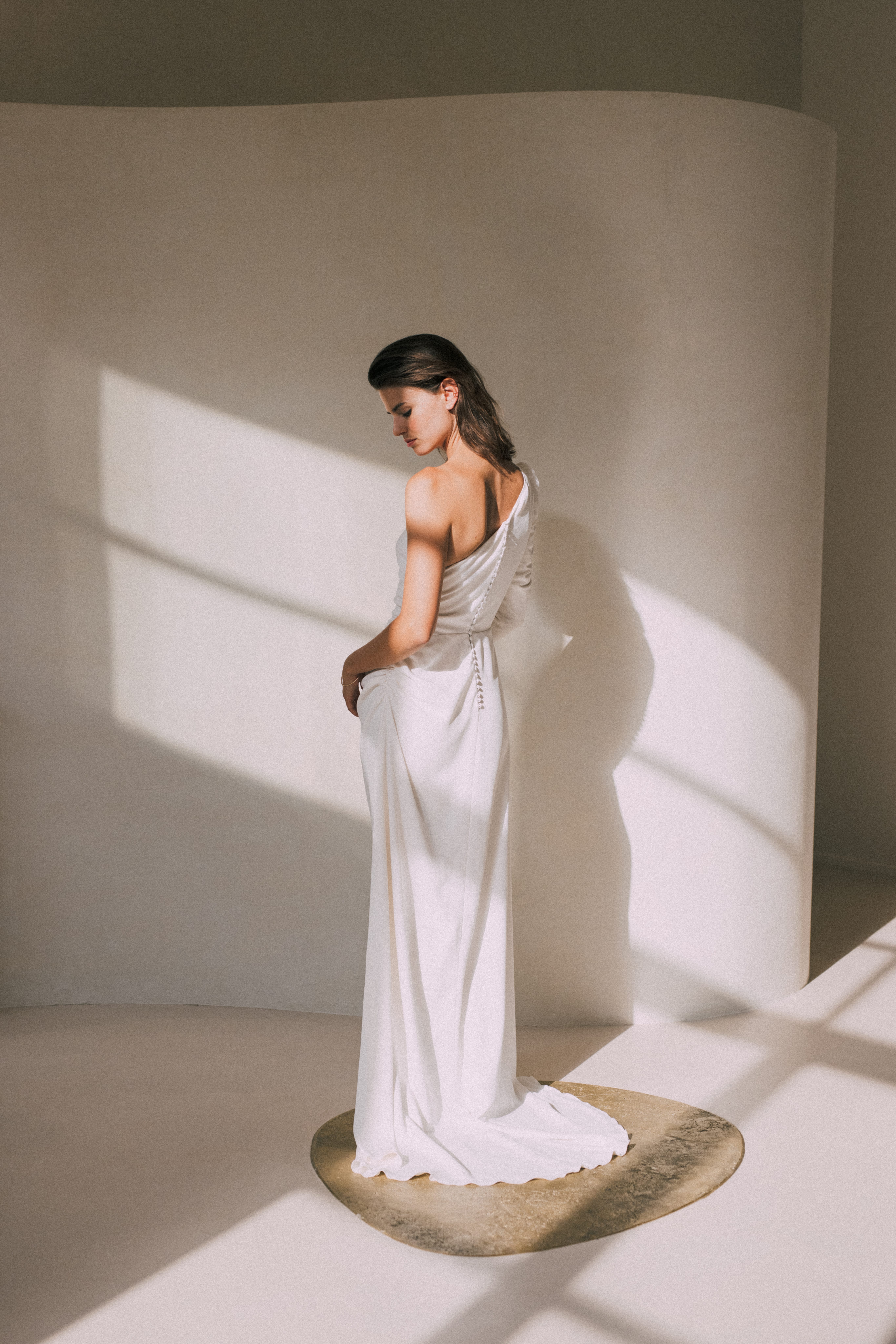 Maison Floret Sur-mesure Leigh robe de mariée manche asymétrique