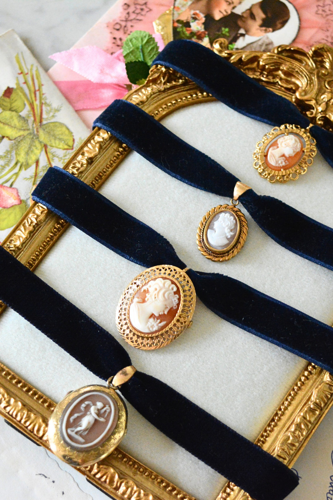 Solène Gisèle Médaillons collier velours bleu nuit camée coquillage