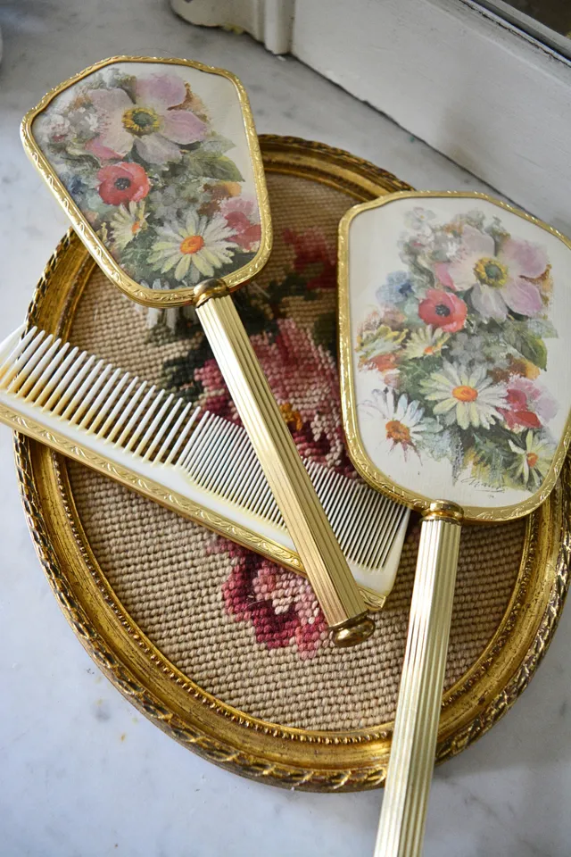 Solène Gisèle Coiffure set coiffure doré miroir bouquet fleurs vintage
