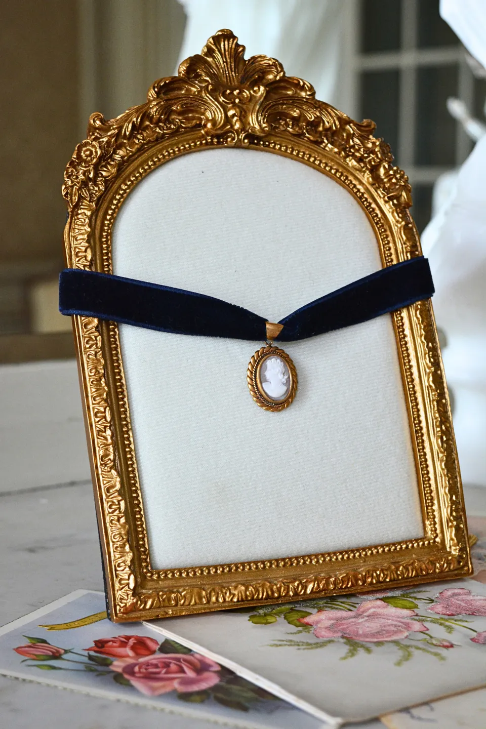Solène Gisèle Médaillons collier velours bleu nuit camée coquillage