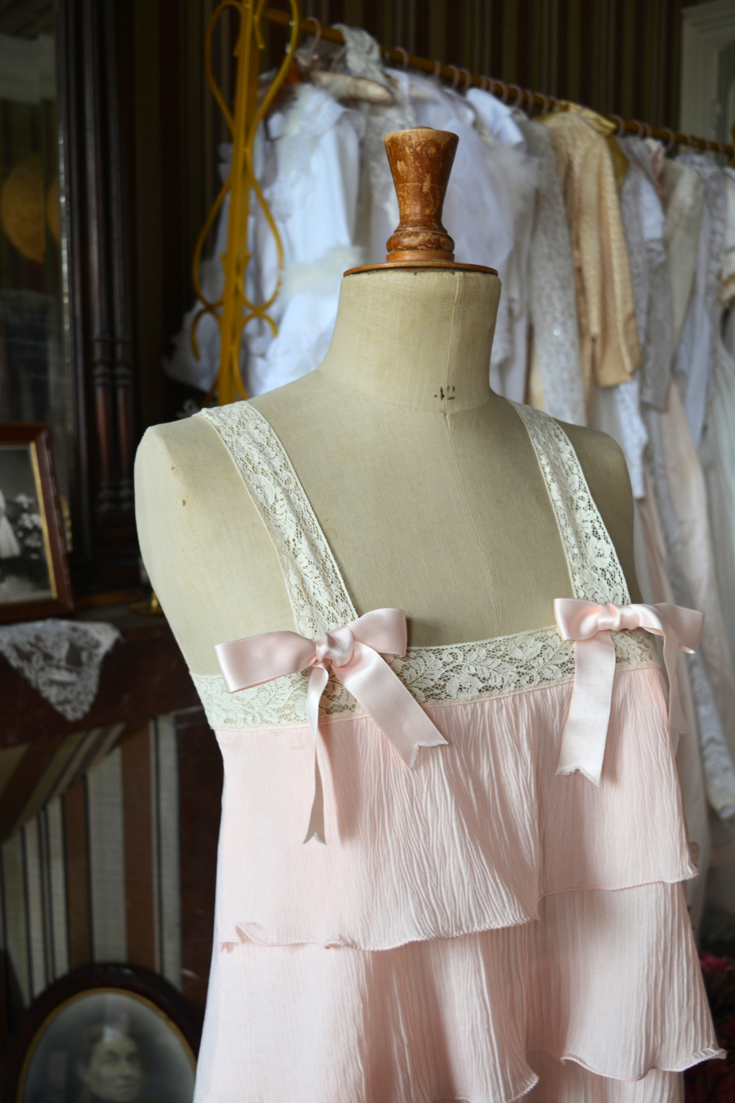 Solène Gisèle Les Déshabillés nuisette courte rose satin