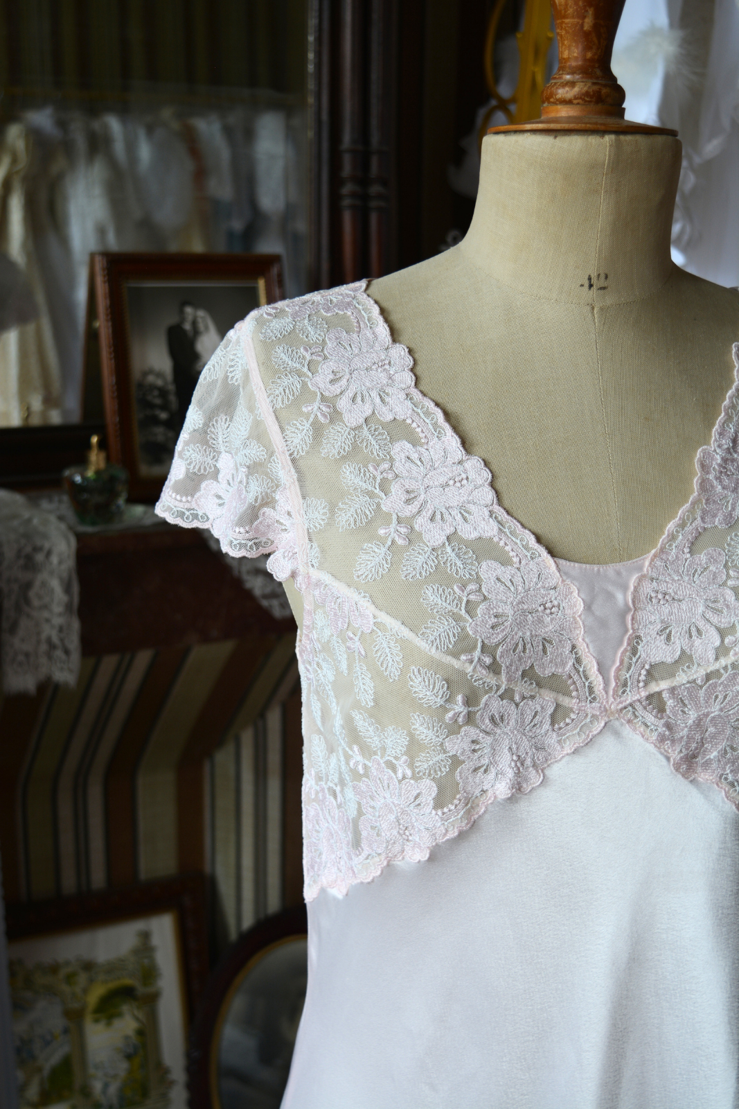 Solène Gisèle Les Déshabillés nuisette vintage rose satin dentelle